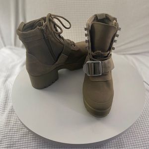 Steve Madden Grady Lace-up Combat Boot with Buckle. Size 6. New WITHOUT Tags.